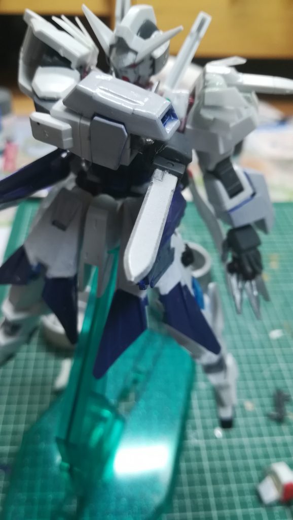 この機体の最終装備となる、コンパクトナイフです。
このナイフはビームでも切り裂くことができ「切れないものはあまり無い」by東方 です。
腕先についているのは、ビームシールドであらゆる攻撃を防ぎます。これもまた、お嬢様方を守るための装備です。