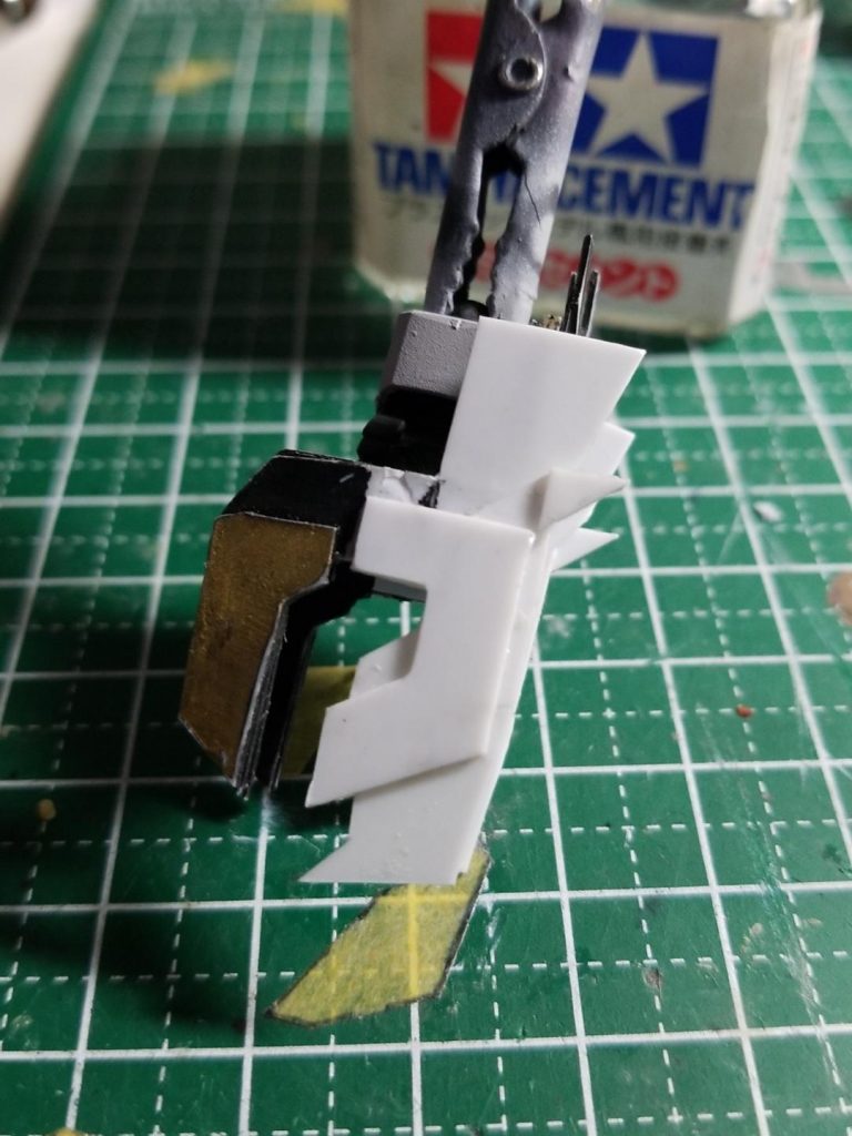 左腕のパーツはプラ板からフルスクラッチです。