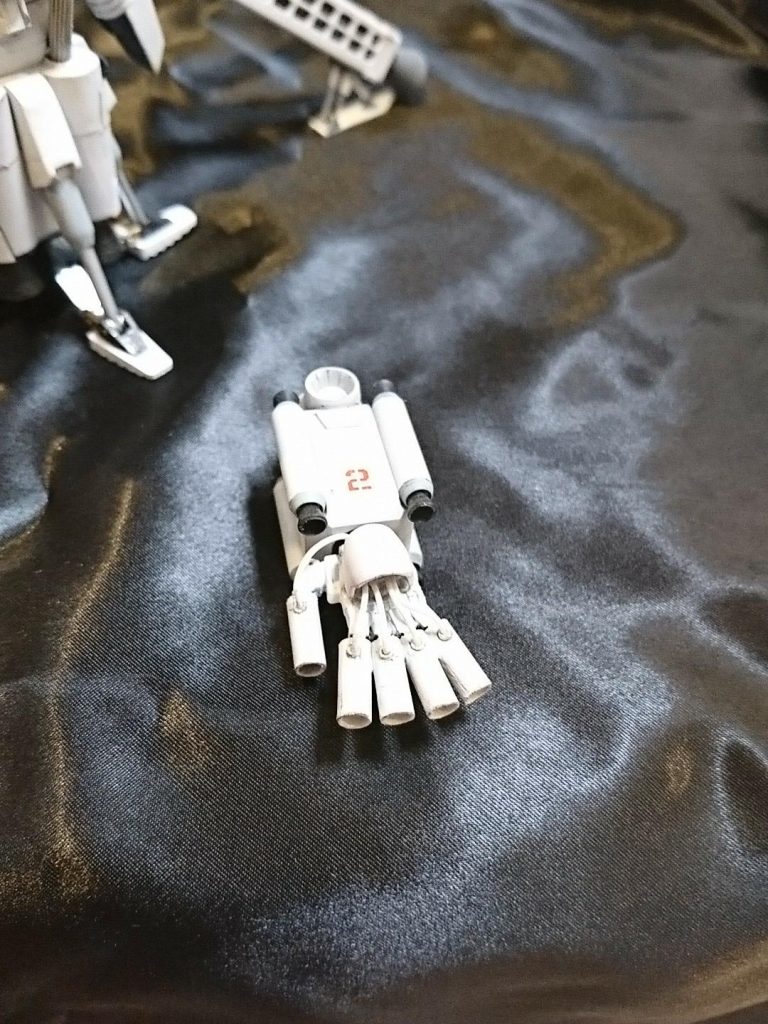 手はMSハンド1/100(連邦)を基盤に作り直しました。手の甲に剥き出しのケーブルを配置して実験機風のテイストを狙いました。
バーニア基部もプラパイプから作り起こして、前後にバーニアが着くようにしてみました。