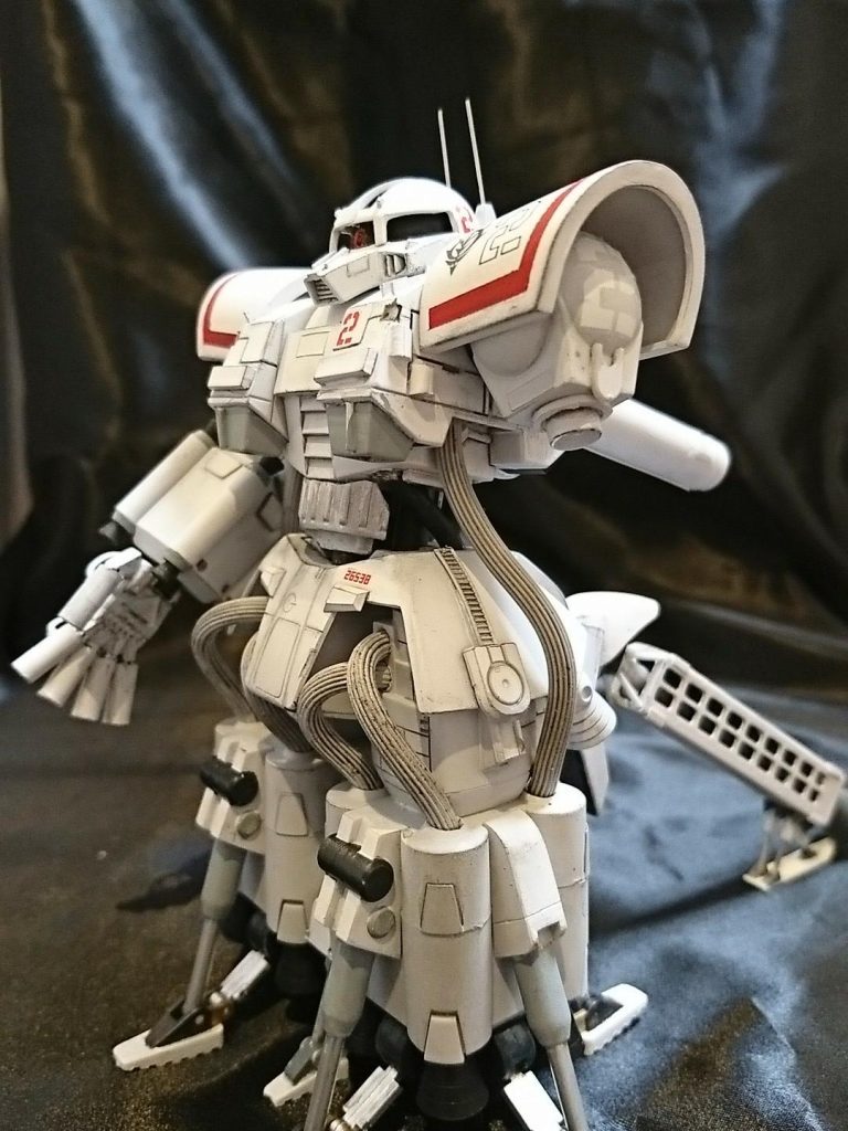 腕はネオジム磁石で脱着可能です。腹部はクーリッシュのフタとガンダム名鑑の太いランナーで延長しました。
チューブは100均の網戸用ゴムです。