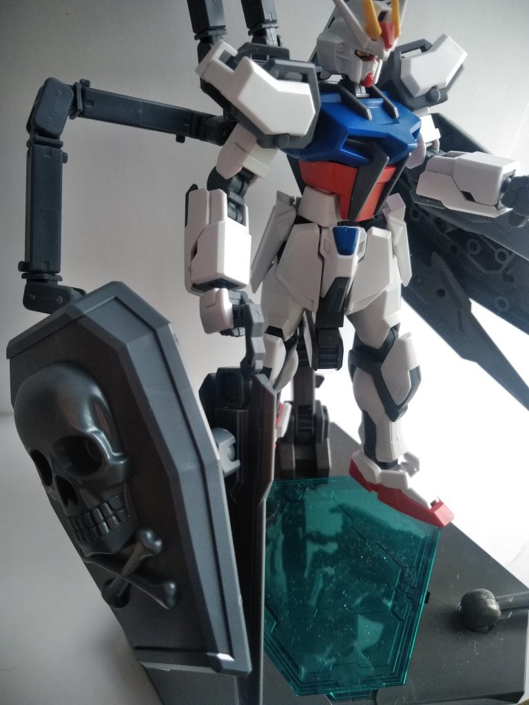 もちろん防御と射撃だけではなく、敵が接近してきた場合でもこの様に簡単に持ち手を握り……