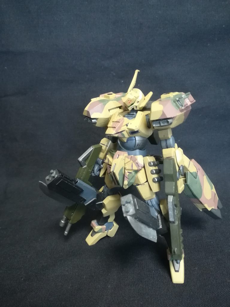 あるダイバーがGPD時代から使い続けているガンプラ。
機体コンセプトはベース機であるモンテーロの「単独長距離侵攻」から「近接密集戦闘」へと変更され、それに伴い各部が改修されている。
武装の増加によって機体重量は増加しているが、推進機類を強化することにより機動力を損なっていない。
また乱戦状態での自機の損傷を押さえる為に、増加装甲が各部に施されている。
頭部バルカン砲やミサイル、ワイヤー・フックといったベース機の固定武装も健在である。