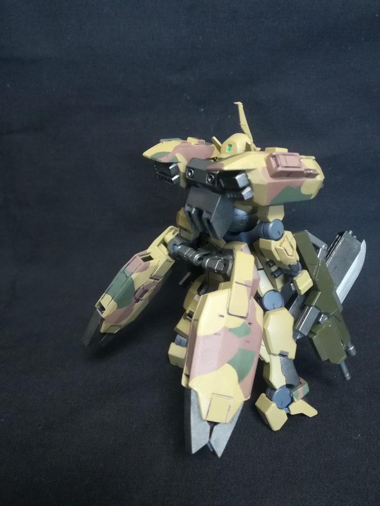 本機は腰部の大型スラスターユニットによって単独での飛行が可能だが、重量増加によってモンテーロよりも航続距離は短くなっている。
それでもロケットエンジンとジェットエンジンのハイブリッドシステムは近接戦闘において、十二分な瞬発力を発揮している。