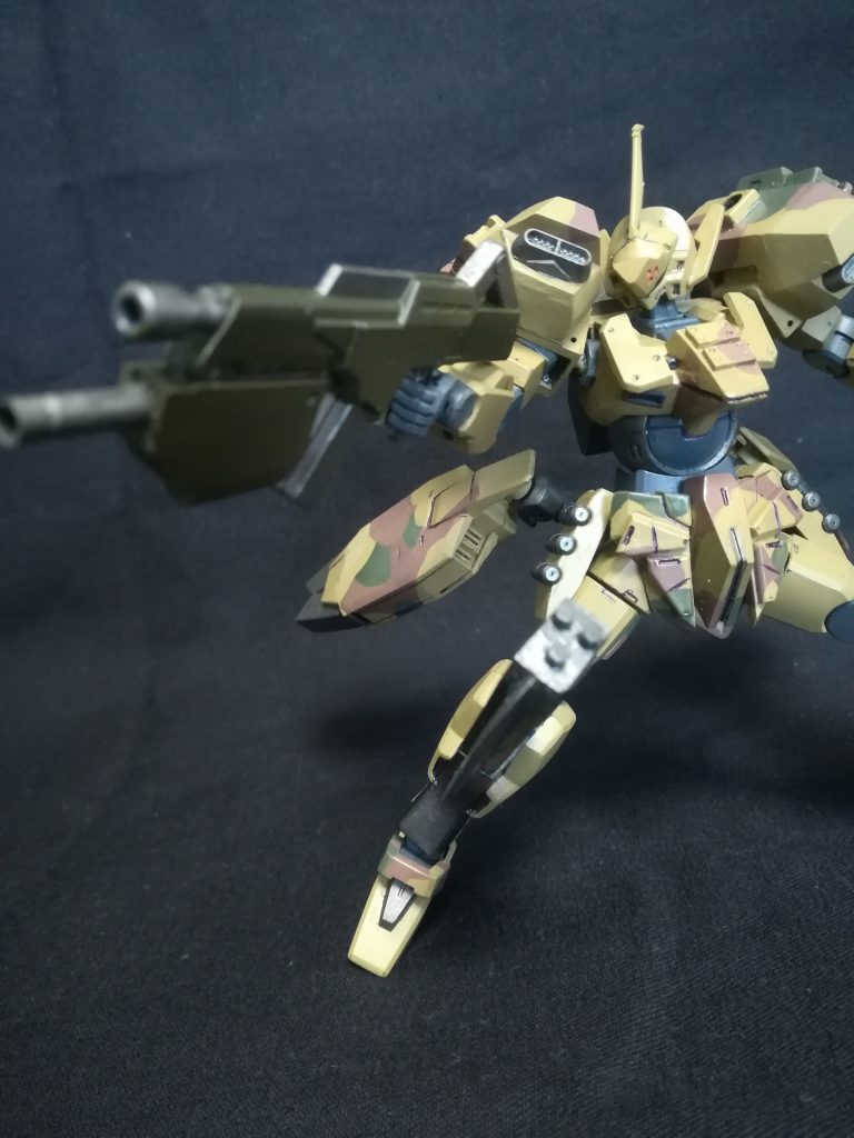 ## JEE-205/c アサルトライフル
テイワズ製の高い集弾性・単発威力・射程距離等を持ったライフル。
大型の弾丸のためにマガジンは装弾数に優れるダブルカラムタイプを採用する。
また下部に120mm滑腔砲モジュールを装備している。