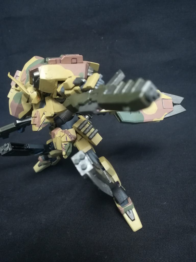 ## ビーム・ショートライフル
専用にカスタマイズされた携行式メガ粒子砲。
長時間行動を目的とするベース機のために威力を維持しつつ消費エネルギーを抑えてある他に、下部にエネルギーパックを追加で装備している。
そのために長時間の使用が可能になっている。