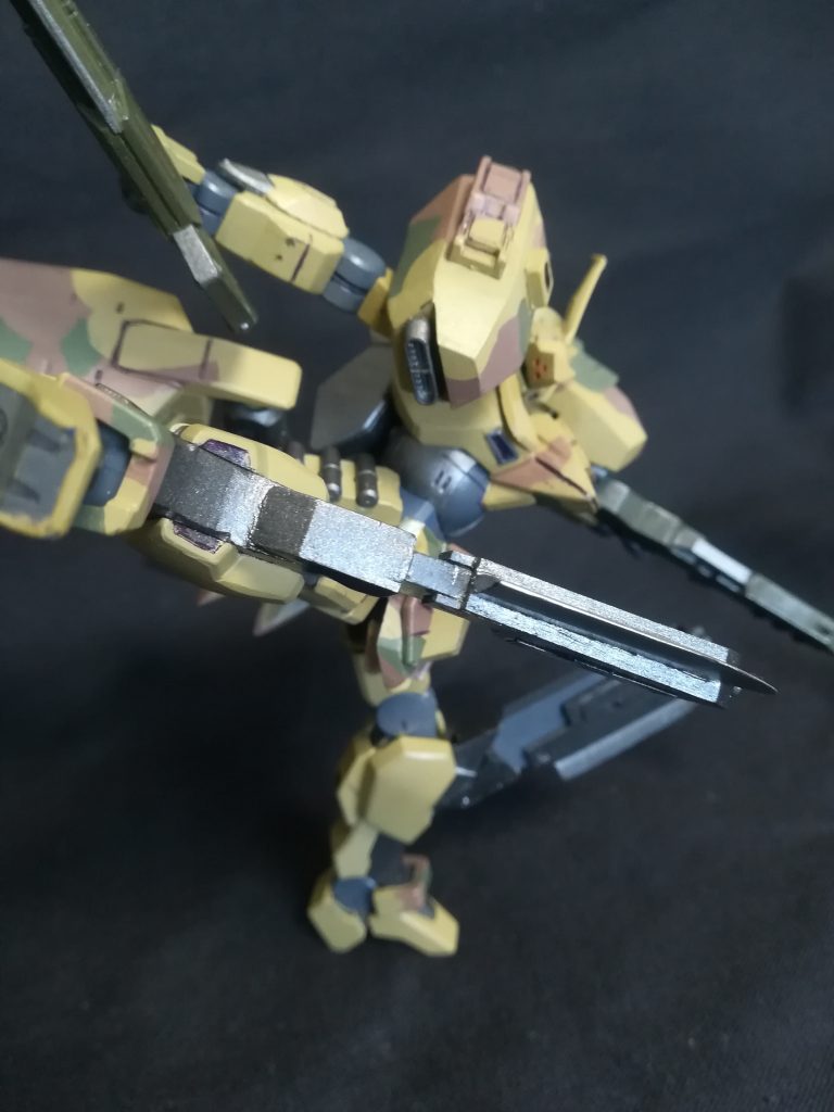 ## 膝部硬質カッター/膝部打突用スパイク
ナイフシースを保護する形で取り付けられた高硬度レアアロイ製の刃。
高硬度レアアロイを使用しているので装甲としても機能する。
上部に取り付けられたスパイクにも同様の素材を用いることで並みのMSに膝蹴りをすれば容易くコックピットを潰すことが可能。