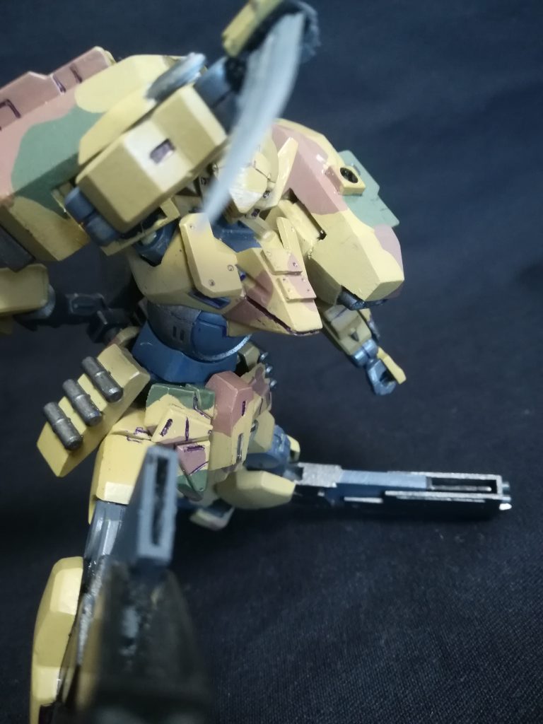 ## ナイフシース
戦闘中に操縦者が最も引き抜き易い位置を徹底的に研究して取り付けられた。
展開は一瞬で開いた次の瞬間には格闘戦を開始できる。