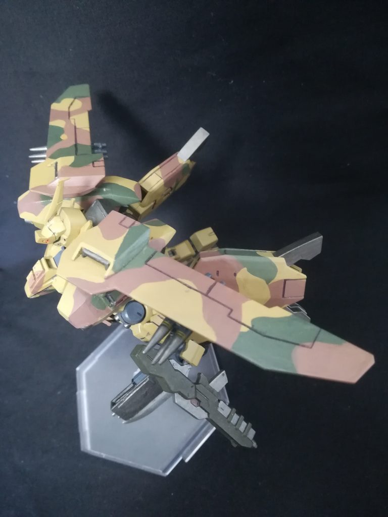 ## 長距離航行用翼シールド/三連中型ミサイル
その名の通り本機が長距離航行用に使用する翼。
モンテーロのシールドをそのまま使用しているので装着時には上部への防御力を発揮する。
また裏面には高度火力の三連中型ミサイルが装備されている。