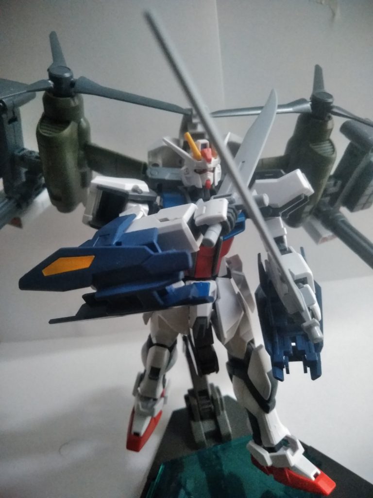 近接戦に移行する場合は、腕部のビームライフルを外し、スモールシールドとしての運用をします。
これにより、接近戦でもある程度安定して戦える仕様に。