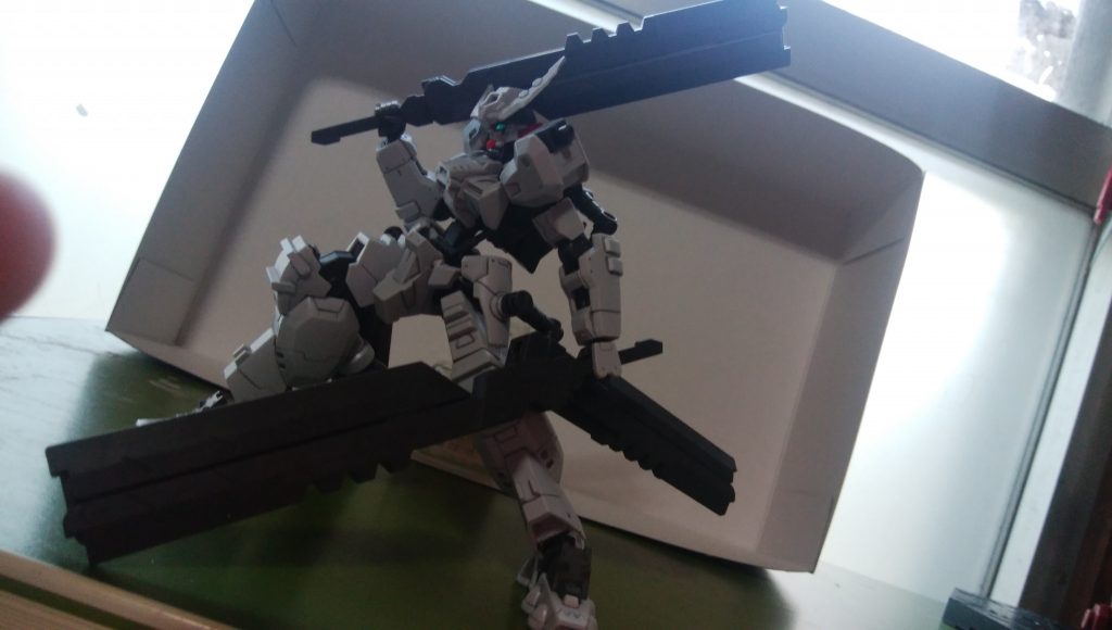 基本は背中のデモリッションナイフで戦います