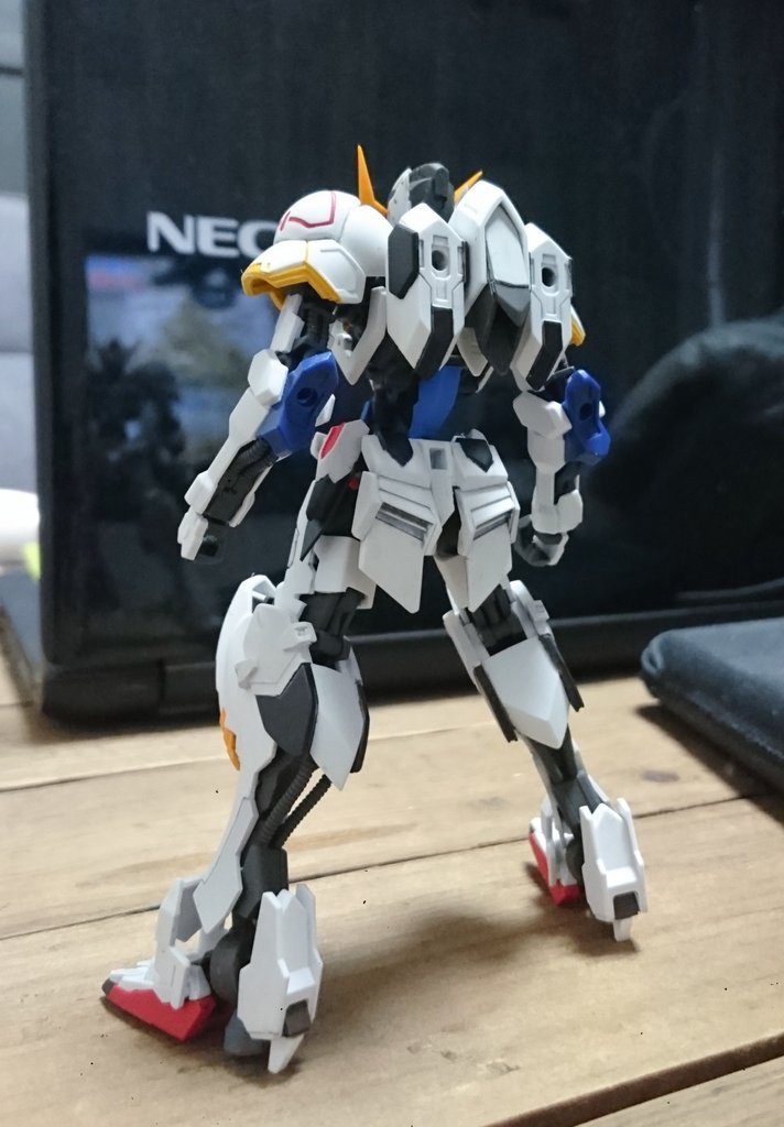 デブリでの戦闘後に、腰や胴体に装甲が増えたようなイメージ