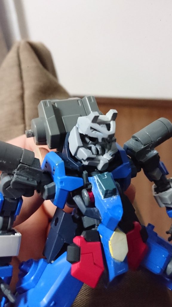 グレイズの頭にプラ板張り付けです。