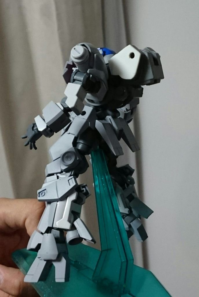 脚には元キットの肩パーツを分解して取り付け。バーニア可動します。