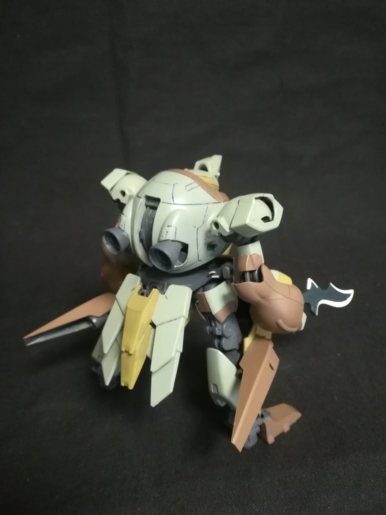 しかしパイロットにはMSに関する知識は全く無く、サポートする整備士チームもいないために彼の独学でレストアされている。
無理矢理な改修の結果として辛うじて機体の形になったものの3試合に一度動作不良を起こす為、戦績は伸び悩む。