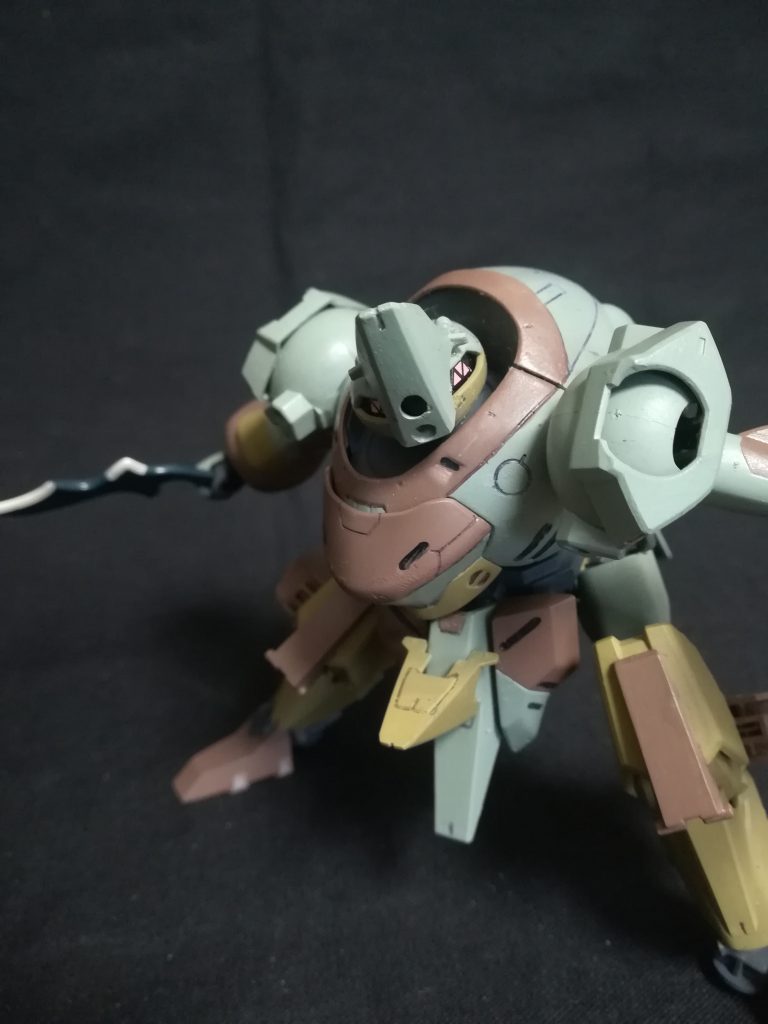 武装はアーブラウに本社を構えているMik社製の「ストラーフ」であるが、基本は戦闘中に投棄され拳になる。
ごく稀にグレイズ用のものと同型のシールドを装備している。