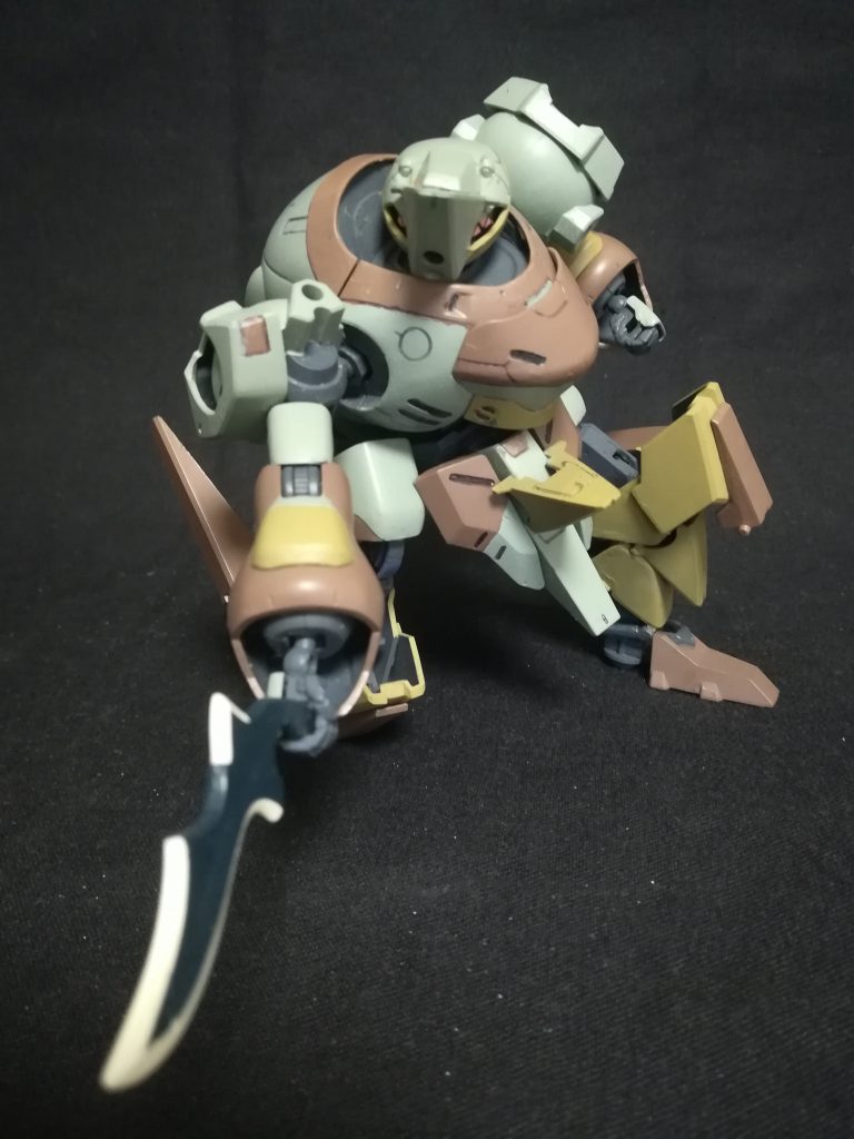 お世辞にも良い機体とは言えないが、パイロットの元チャンピオンという過去は彼に時々とんでもない動きをさせる事がある。
機体の限界を無視した動きに各関節や内装パーツは悲鳴を上げながらも負け続けた事は無い。