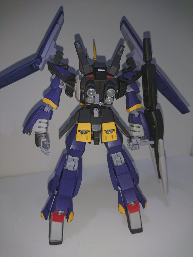 使用キットは本体がバーザム、ライトニングZ、ZZⅡ、ガンダムmk-2、トリスタンでライフルはバーザムにスーパーガンダム、ビルドストライク、V2ガンダムのパーツを組み合わせて製作しています。バックパックにサーベルが付いたので腕には変わりにガトリングを取り付けています。