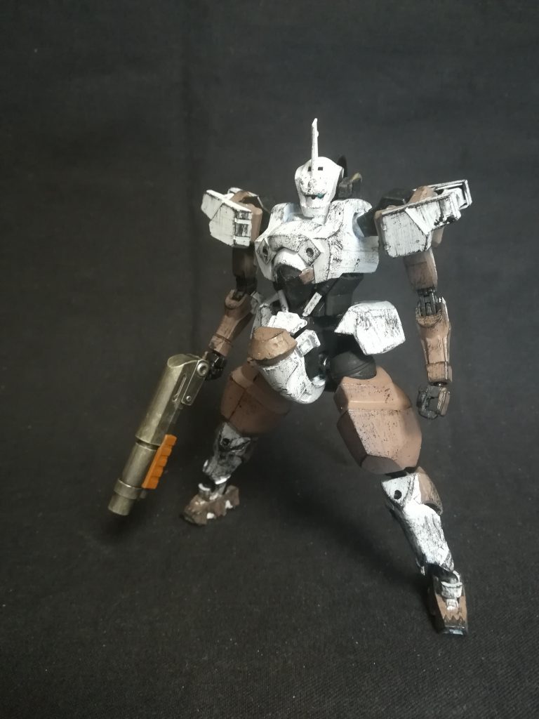 ギャラルホルンの新型機EB-07開発の情報を入手したMik社は対新型機用の次世代機開発に着手した。
本機は[STH-02](https://gumpla.jp/hg/13296)の設計を基礎にして生産性と整備性を考慮し、細かな設計の見直しが行われている。
本機はSTH-02から一部装甲を排除することによって軽量化と機動力の向上に成功している反面防御力はあり低下している。
現在は試作機1機が実戦データ収集とプロモーションのためにバトルリングに参加している。