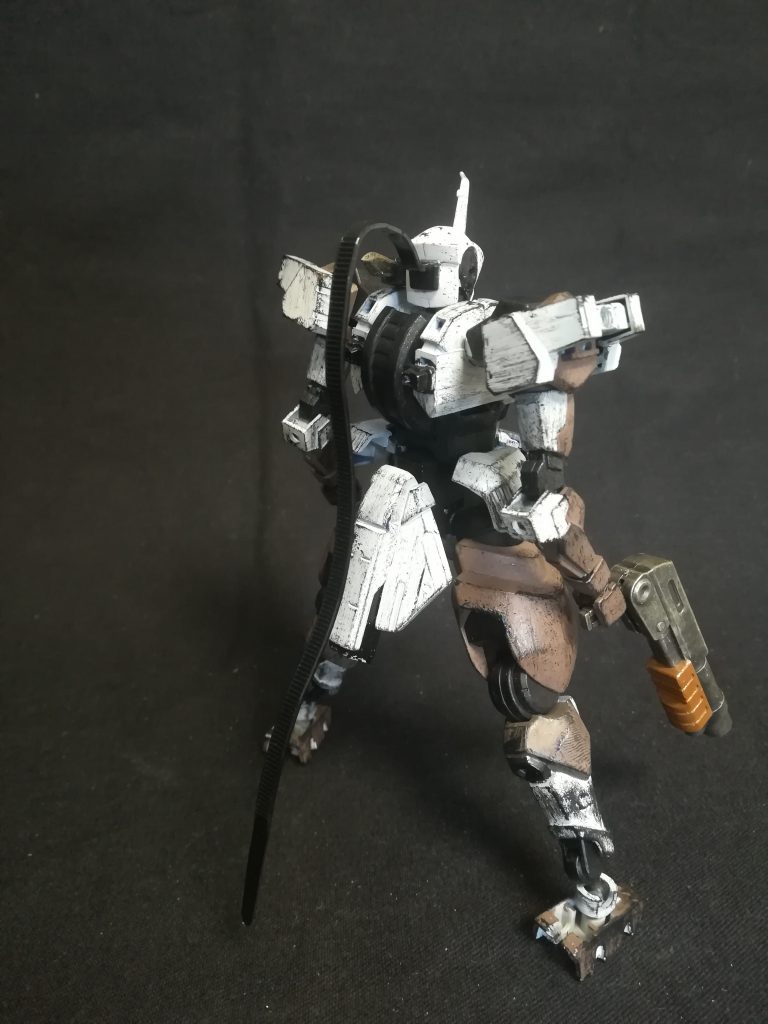 本機の最も特徴的な部分と言えるのはやはり頭部から伸びる放熱帯だろう。
Mik社はコスト削減のために[STH-92](https://gumpla.jp/hg/11451)から冷却システムを安価な物にしてきたがそれによりオーバーヒートを起こしやすく、STH-02ではそれを解決するために高価な物に置き換えるという策を取った。
だがそれでは機体の販売価格は高くならざるおえなくなり、あまり良くは思われていなかった。
それの解決策として本機では放熱板の機能を持った帯状のパーツをポニーテールのように頭部に配置した。
これにより冷却の問題をクリアして価格も抑えられている。