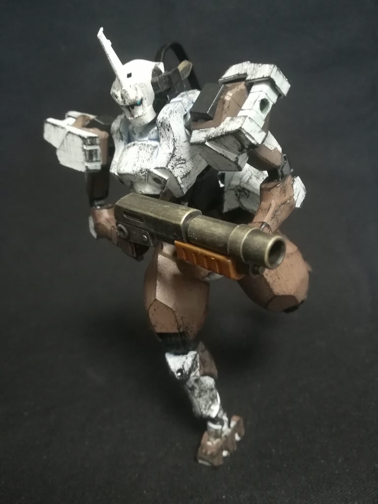 ## Mik大口径散弾砲
Mik社が試作中の散弾砲。
その巨大な口径から放たれる散弾は広範囲に拡散し、敵のボディ全体に破片を食い込ませる。
また榴弾やHEAT弾等の様々な弾種にも対応している。