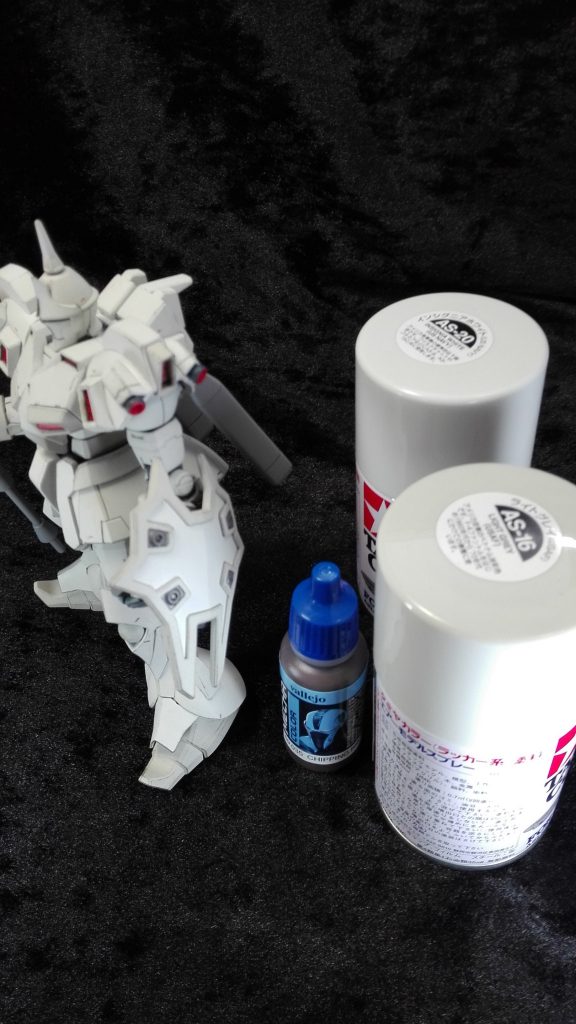 基本色はタミヤのエアーモデルスプレー。老騎士的なイメージでファレホでドライブラシして使い込まれた感じにしました。インシグニアホワイトは黒サフからもしっかり発色します。剥げてもたぶんチッピングぽくなるから安心(笑)