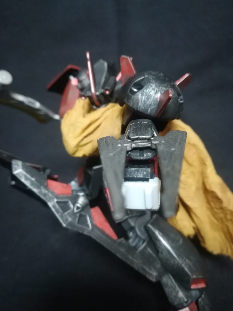 ## ワイヤークロー/電磁ナックル
本機は左腕を完全に武器として扱っていて、ワイヤークローで捕らえた敵機を引き寄せ直接電磁ナックルを接触させるように扱う。