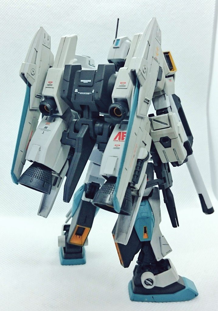 バックパックはイージーアームズをベースにメガライドランチャーの一部やビルダーズパーツを組み合わせています。
ネモのバックパックの接続が最近の3㍉軸ではなかったのでパテで埋めて直しつつ本体とバックパックの間にビルドバーニングの背部パーツを挟む形で取り付けています。