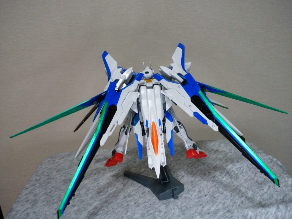 背面のGNバスターソードIIIはオリジナル塗装＋横に出ているのがGNスタービット