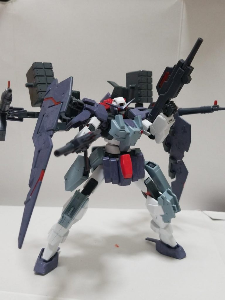 サブマシンガンとミサイル(装備されてるライフルは命中率は落ちるもののオートで発射可能)