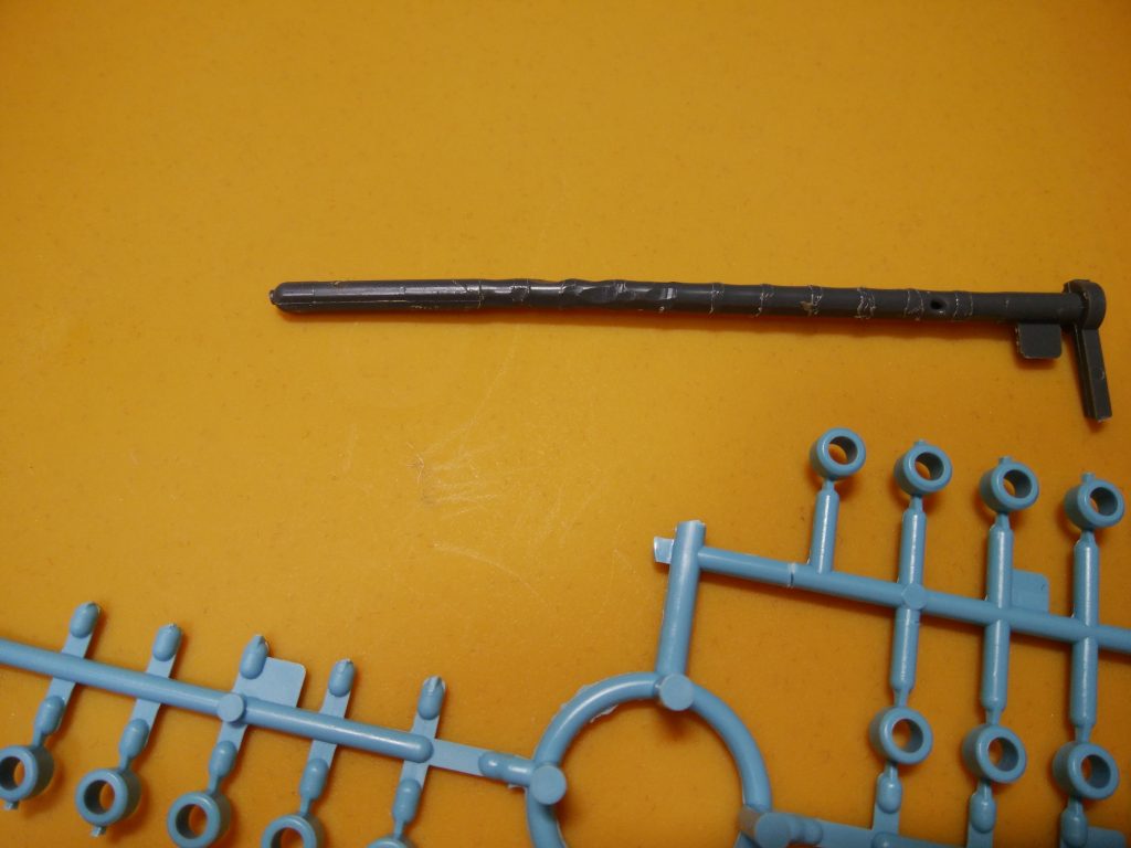 ザク2.0のパイプのゲート処理は楽！
[応用]
グフカスタムのパイプ部分にプラ棒通して効率アップ！