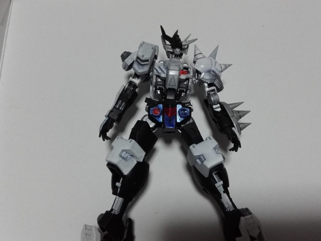 元は骨を模した装甲でしたが、IBOシリーズの特長であるフレームを骨に見立ててみました