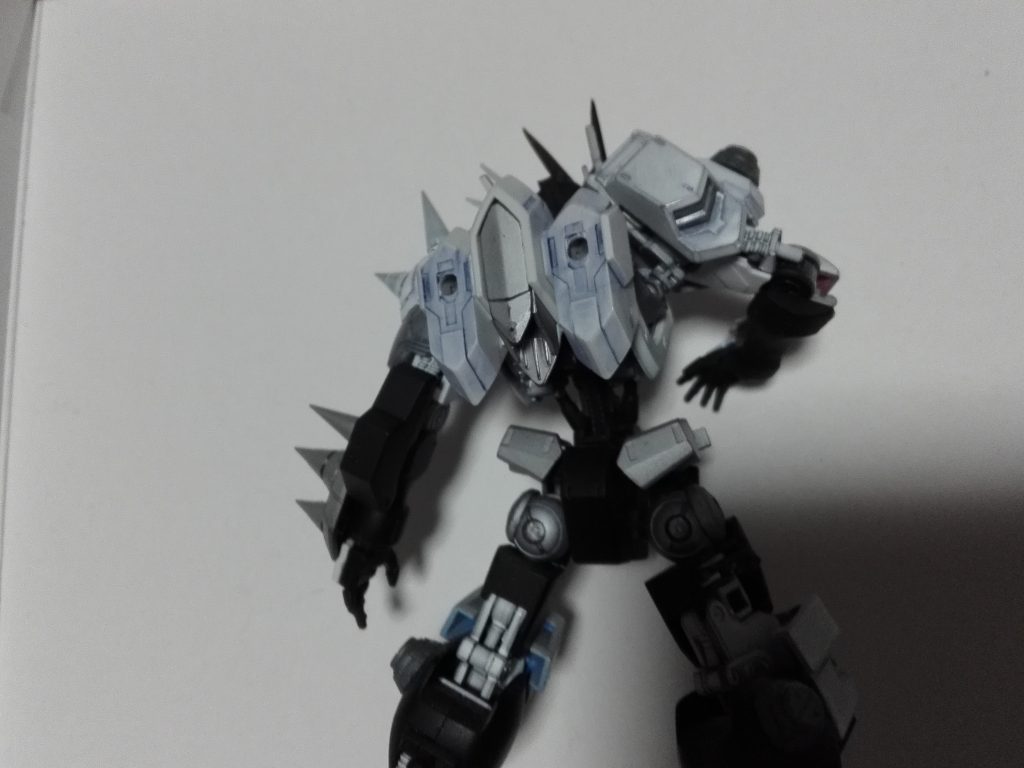 腰フロントアーマーのハンドガンのグリップをガシャットに見立てて裏面を白く塗装しています。