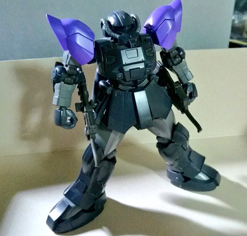 仮組の段階です。
頭部のクレストは削り落として光硬化パテで埋めて均しています。
肩パーツはドラド、腕はアクトザクですが幸いなことにどちらも受け軸でしたのでプラ棒で簡単に接続することができました。