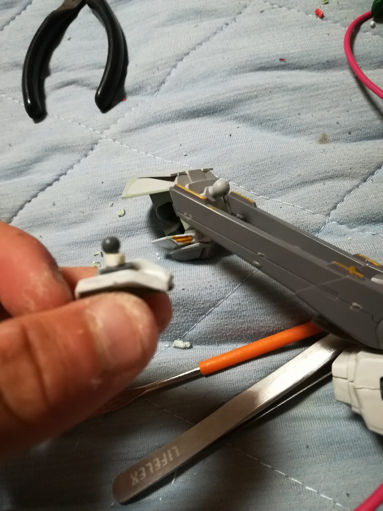 首は顎を引けるように延長してみました