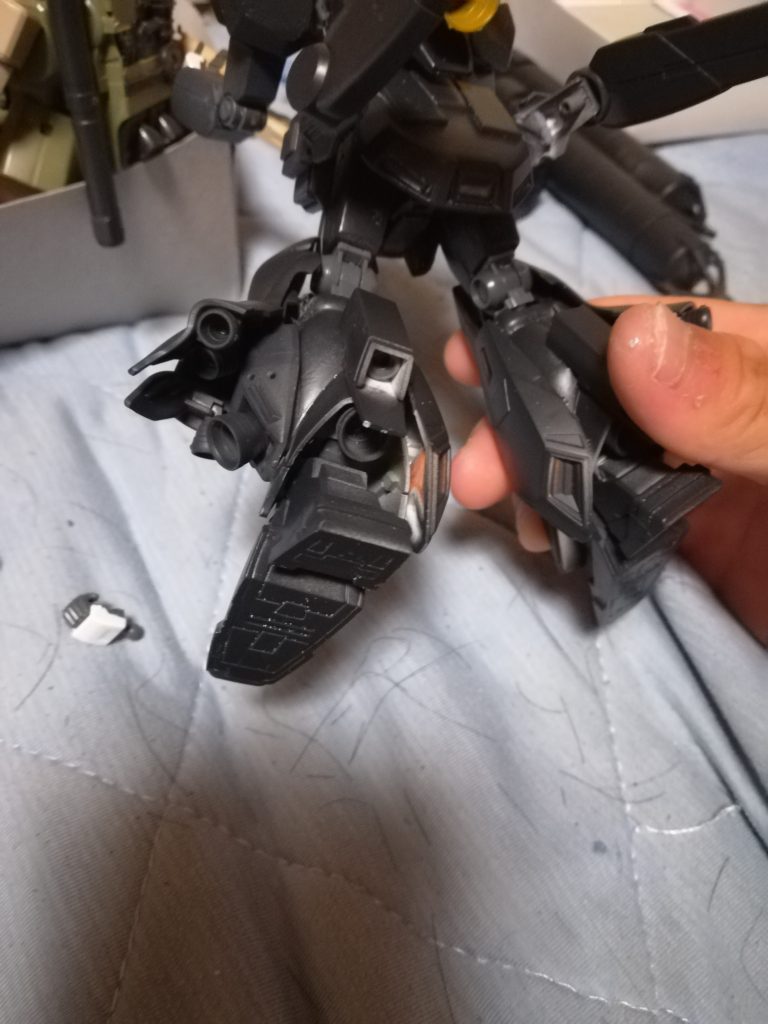 足には合計8機のバーニアが搭載されており、Zガンダムの脚部ジェネレーターを搭載している設定となっています