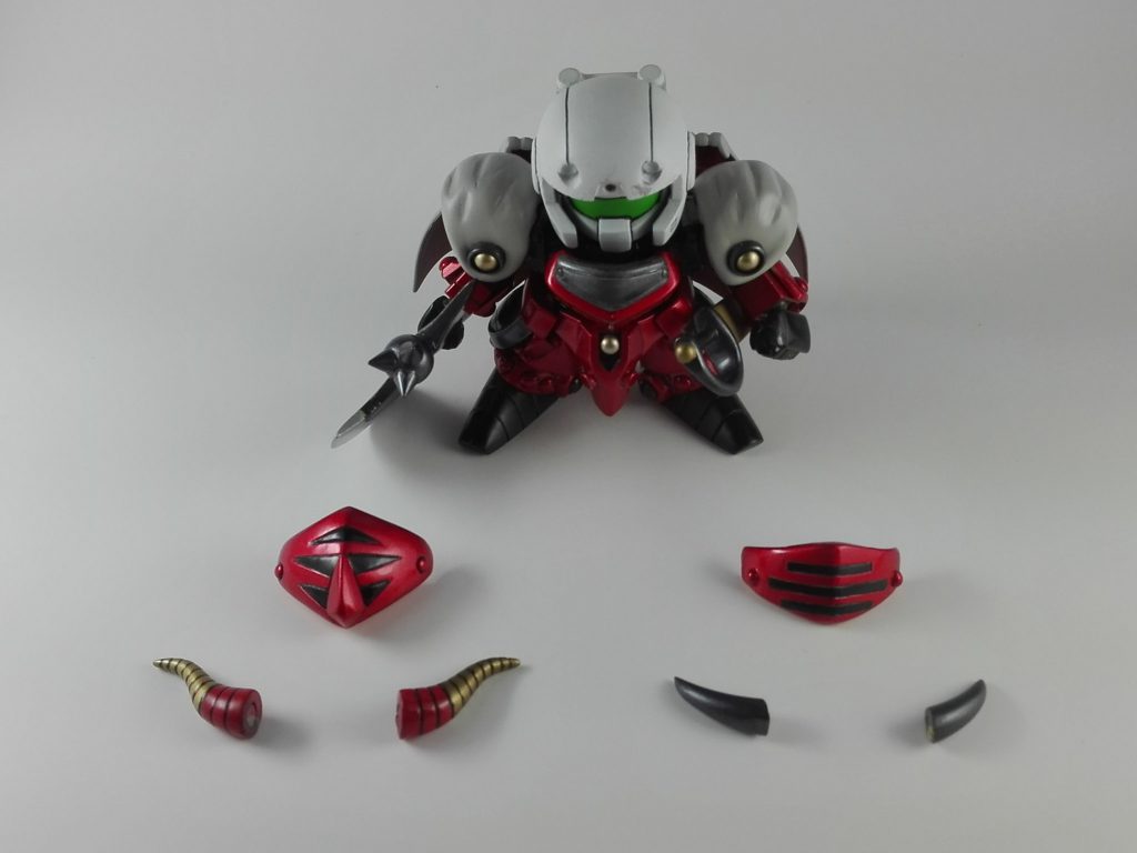 そしてバイザーと左右の角を差し替えて…