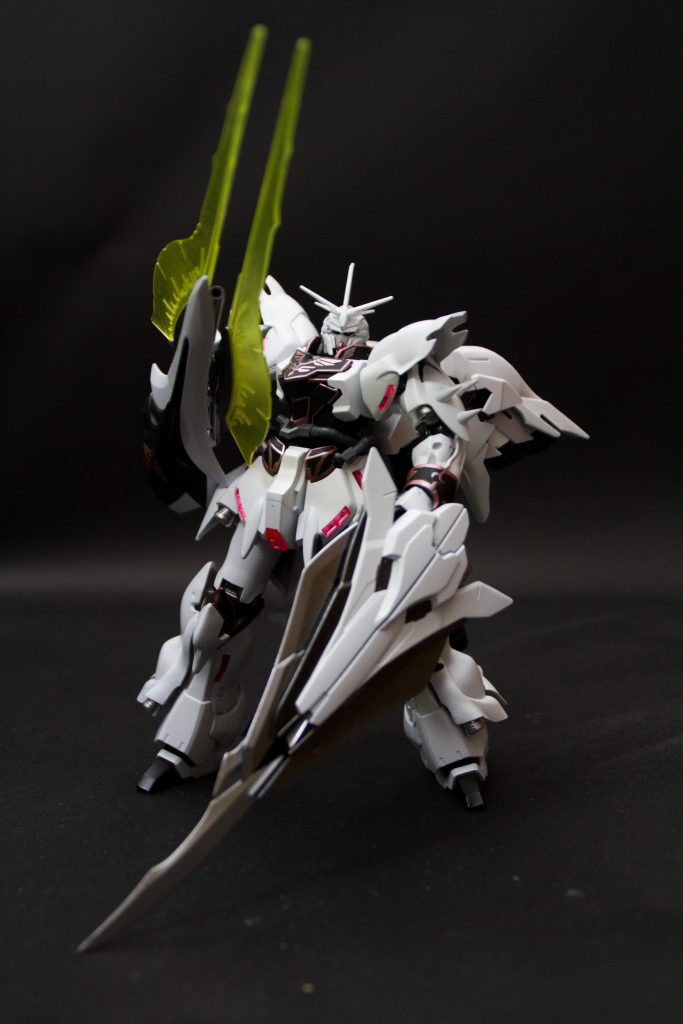 シールド・ビームアックス
シナンジュからの既存武装
シールドにはビームアックスがマウントされてる。
モーントシュヴェールト
ヴァイスシナンジュの装備である大剣。
「月の剣」という異名を持ち変形機構を持ち合わせている。