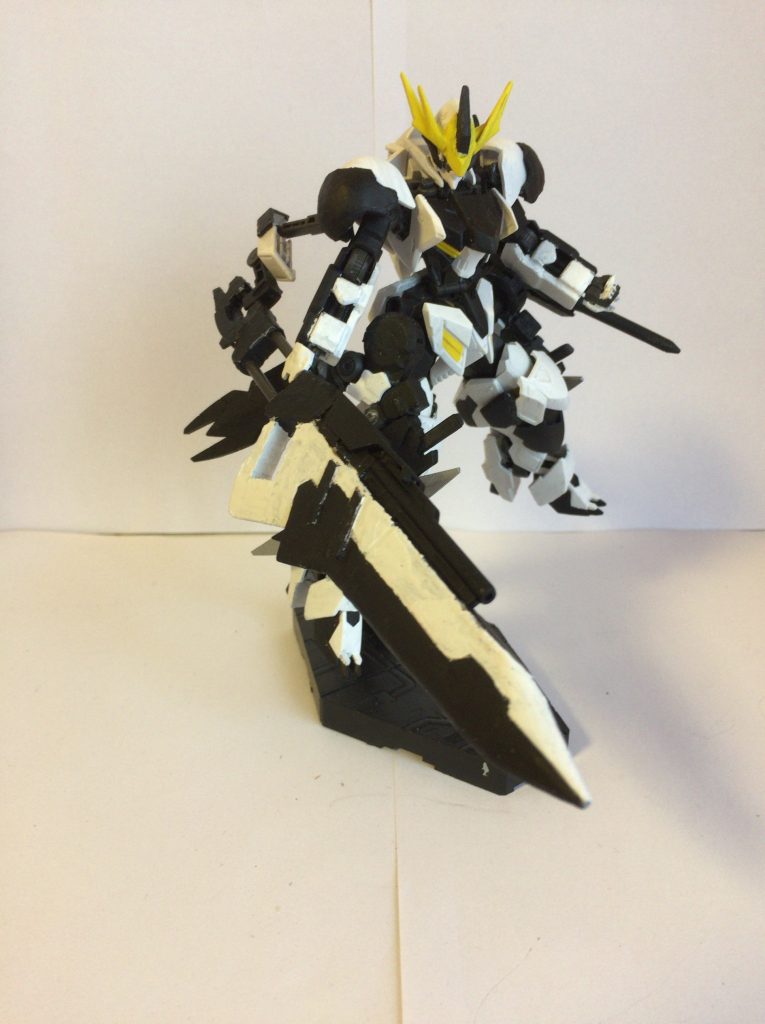 ・マルチメイス
 バスターソードメイスとロングライフルを組み合わせたメイン兵装
半ば強引にライフルを接続しているためライフルを使用する際は
バックパックに接続した状態で構えなければ安定しないと言う欠点がある