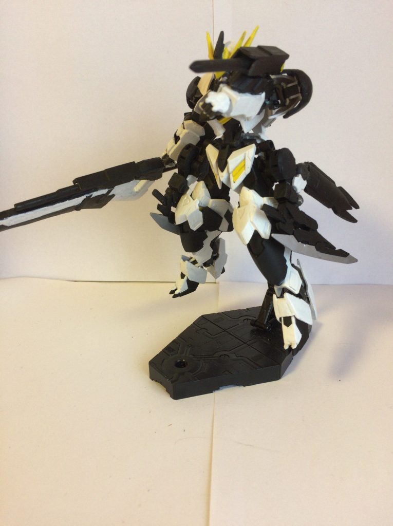 ・インパクトパイル
左腕装甲の接続ユニットに搭載された近接兵装
空砲の激発で打撃時の加速と打撃後の追撃を行うことが可能