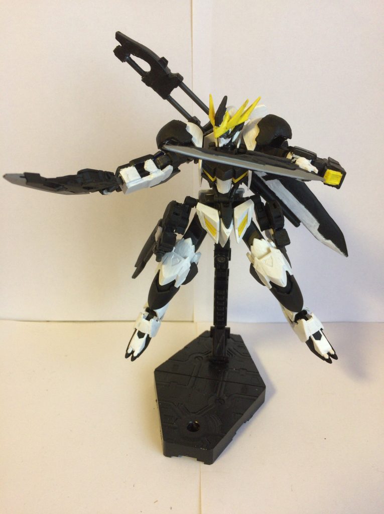 ・γナノラミネートブレード
両方の腰に一振りづつ計二振り搭載された小型ブレードの近接兵装
腰のブースターと専用リアクターを搭載したマウント用ユニットとセットで
一つの兵器として機能する。
専用リアクターで圧縮生成されたエイハブ粒子をそのままブレードに内蔵された貯槽ユニットに
送り込み刀身にガンマナノラミネート反応を引き起こす
 アスタロトの「γナノラミネートソード」と同型の兵器だがこちらは安定して圧縮された
エイハブ粒子を供給できるが、使用の際は溜め込んだ粒子を常に放出するため
ガンマナノラミネート反応の発生時間が短く連続して使用できないという欠点がある