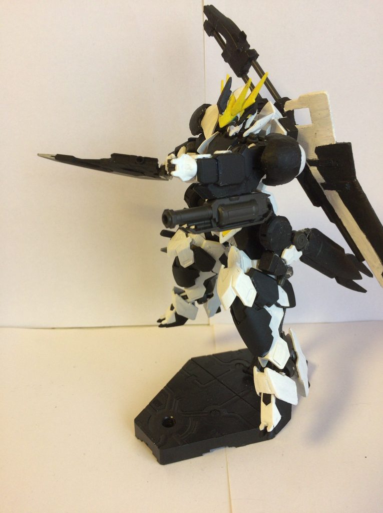 ・腕部ロケット砲
インパクトパイルと換装して使用するバルバトス・ルブスと同型の中距離砲撃兵装