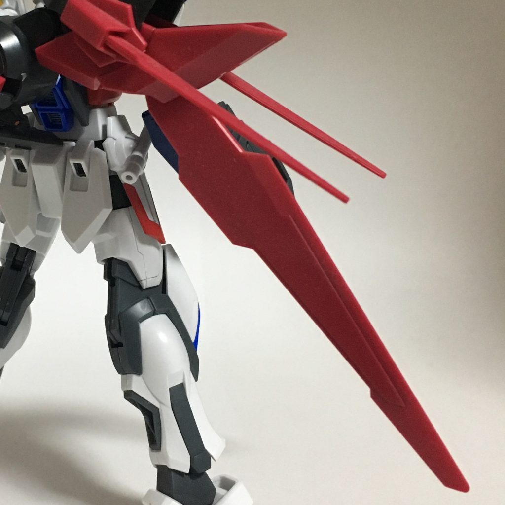 GNブレイド。GNブースターτ(タウ)の翼の一部が分離・変形した攻防一体の兵装。この武器の正体はGN粒子を使用したGNソードであり、その特性によってトランザム中では更に切れ味と耐久性が増す。