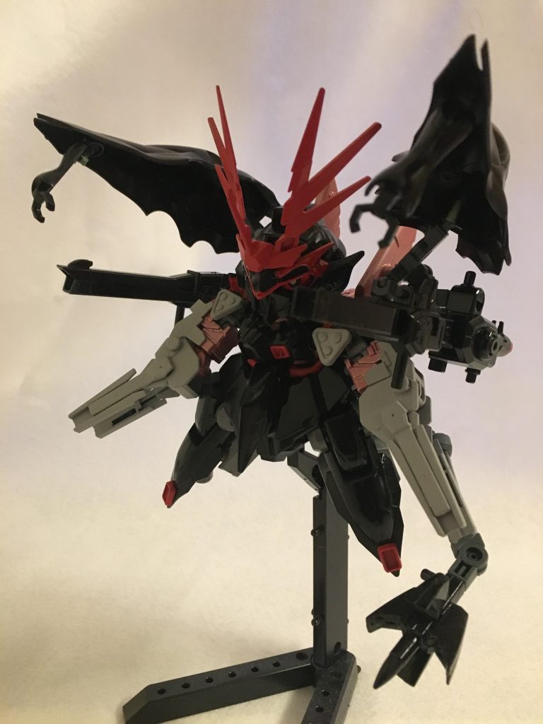 肩のバインダーはBBクシャトリヤの物をそのまま使っているので隠し腕も搭載しています。隠し腕で捕縛して零距離射撃、砲撃的なイメージです。
肩のバインダーもウェポンラックもボールデンの付属のジョイントで接続しているのでフレキシブルに動かせます。