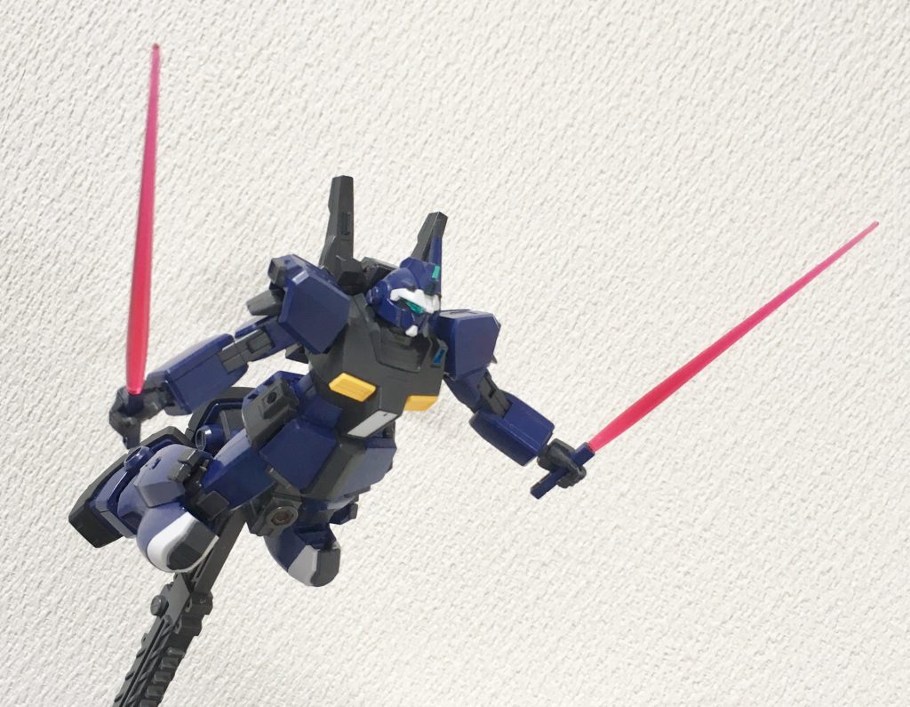 ビームサーベルを抜いて突貫！