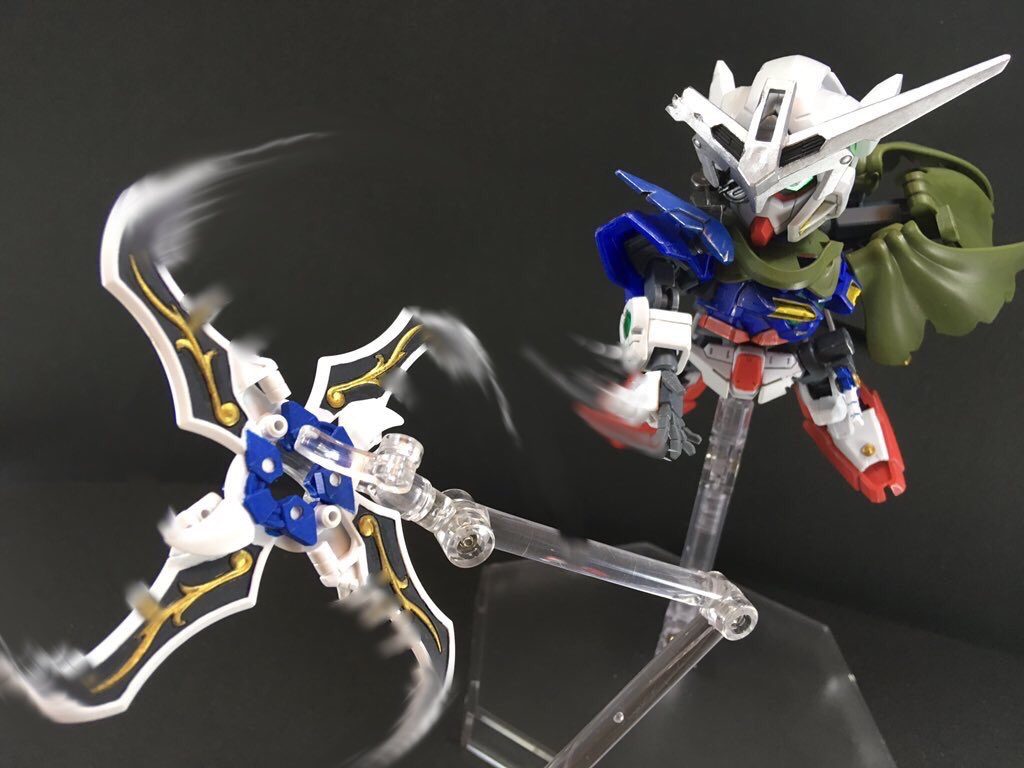 GNクナイは投擲武器としてはもちろん、四つを束ねてGN風魔手裏剣として使用する事が出来る。
