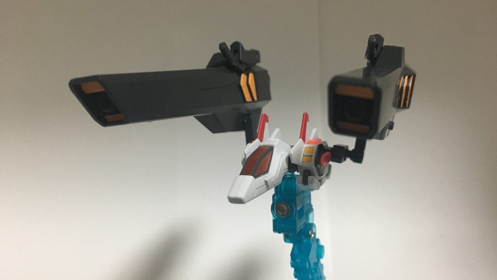 アメイジングユニバースブースター、正面。様々な武装に加え、多数のスラスターを搭載しているので、あらゆる戦況に対応できる。