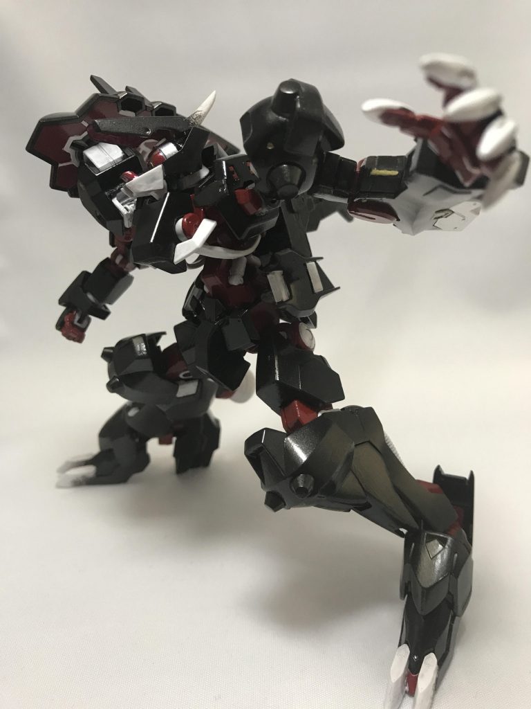 頭を開くと戦闘mode。鉄血MSらしくゴリゴリ肉弾戦機体です。