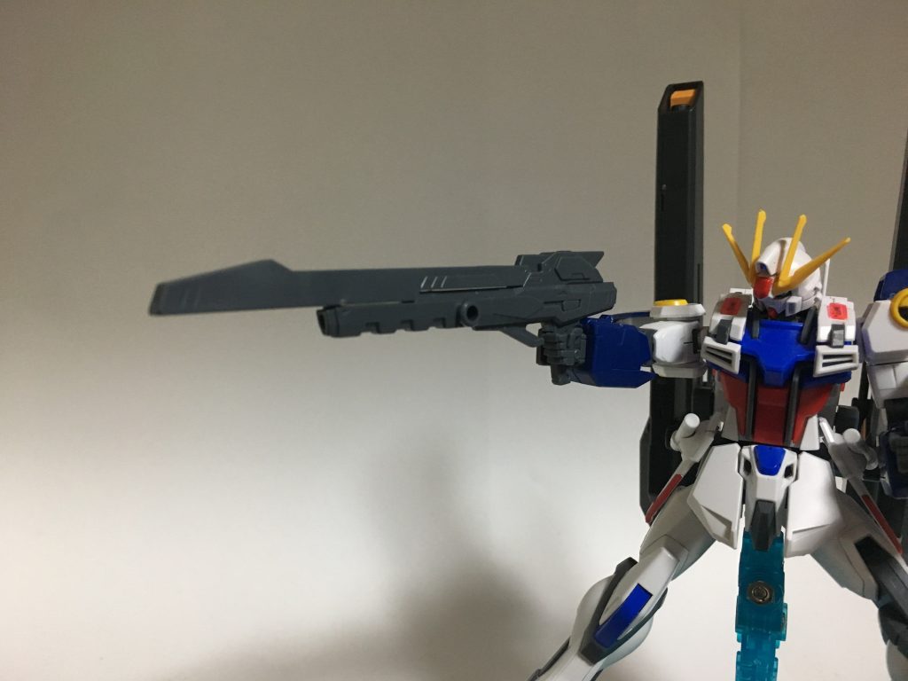 スタービームライフル。銃身の展開機構を有する、高出力のビームライフル。後述のアメイジングキャノンと比較して射角、連射性に優れた、使い勝手の良い装備。