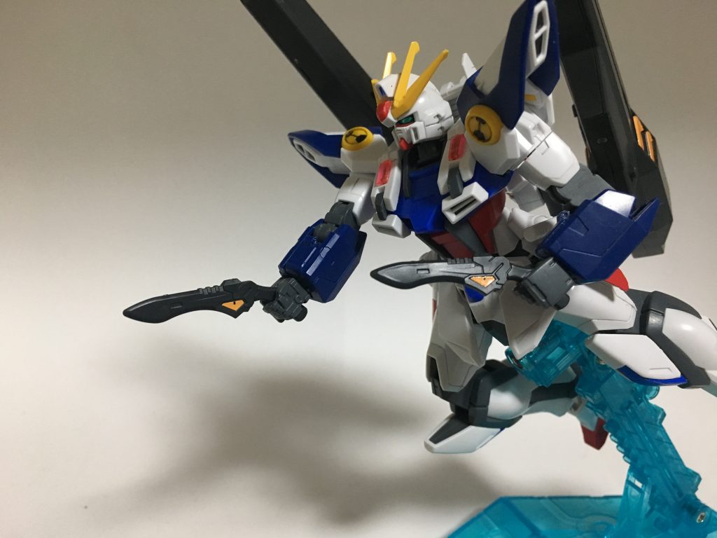 アメイジングナイフ。アメイジングキャノンの上部に収納されている格闘戦用の武器の一種。相手の対ビーム防御の上からでもダメージを与えることができる。また、相手の格闘攻撃を受け止められるよう、その刃には対ビーム処理が施されている。