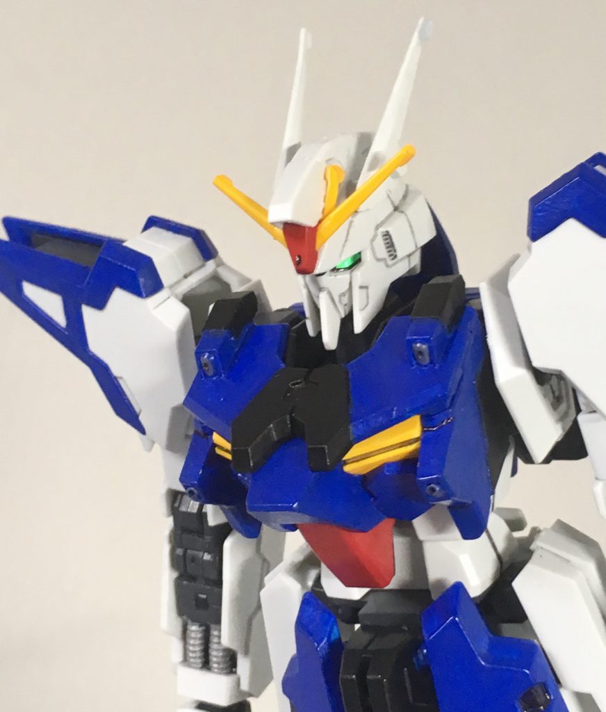 頭部のアンテナの角度がどうも好きじゃなかったんで、一度根元を切り離してから９０度傾けた角度で接着しトサカに沿うようにしました。